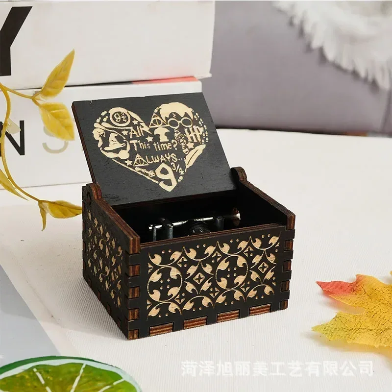 アニメテーマの手回しオルゴール木製アンティーク彫刻手回しオル - Chisel Set Wood のレビューと価格
